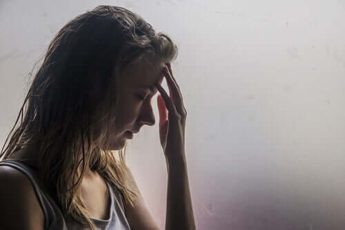 Ragazza pensierosa in silenzio