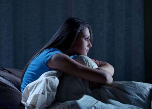 Donna con la sindrome della fase del sonno ritardata