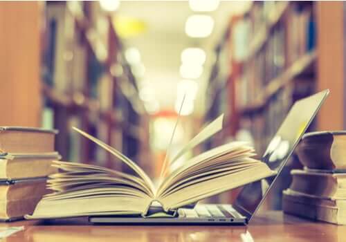 Libri e computer in biblioteca