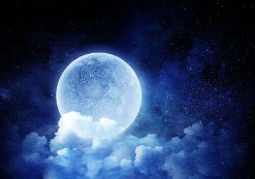 Luna avvolta dalle nuvole