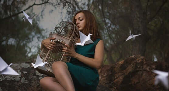 Ragazza che abbraccia la gabbia del piacere agli altri