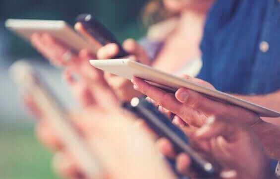 Persone che usano smartphone e tablet