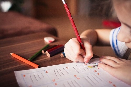 Smettere di scrivere a mano, bambina con la matita