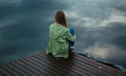 Donna che pensa sul molo