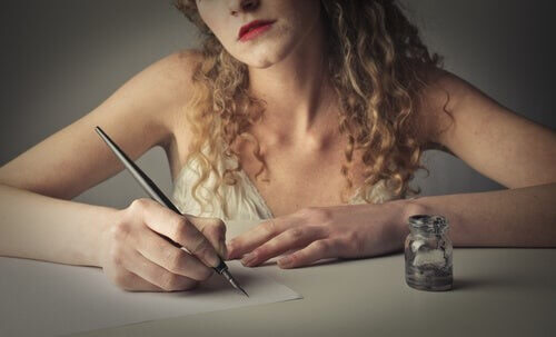Donna scrive con pennino e inchiostro
