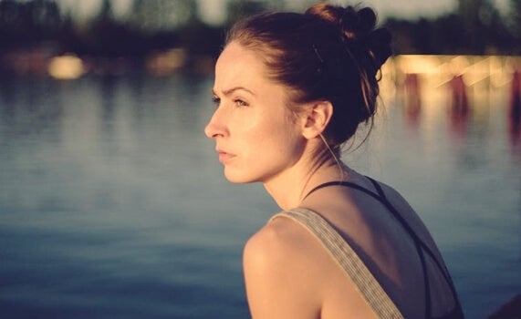 Donna che guarda di profilo davanti a un lago