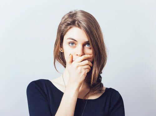 Donna che si autocensura