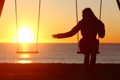 Donna sola sull'altalena al tramonto che vuole trovare un partner