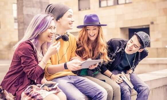 Gruppo di amici adolescenti che ridono