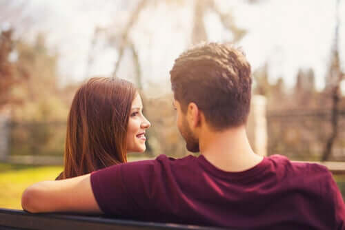 Coppia seduta sulla panca che applica i principi della comunicazione