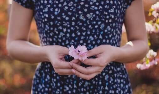 Donna con fiori tra le mani