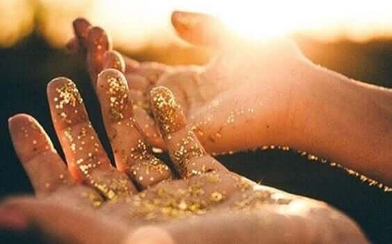 Mani con polvere di stelle