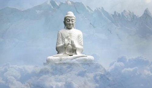 Statua di Buddha circondata da montagne