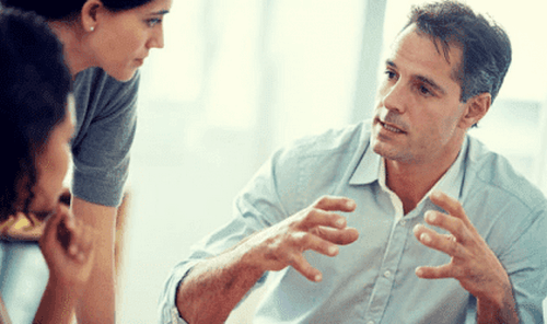 Uomo parla con colleghi