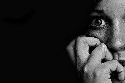 Viso di donna spaventata