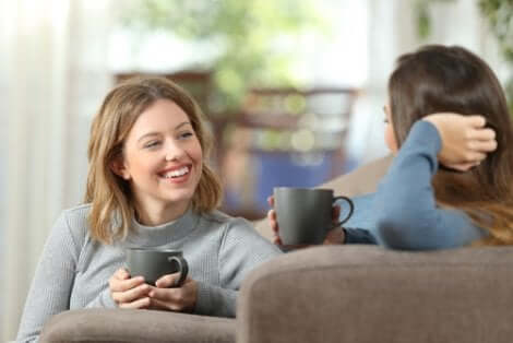 Amiche che bevono una tazza di tè insieme