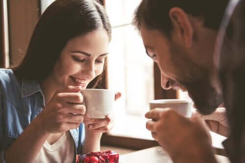 Coppia felice mentre beve un caffè e scala DAS
