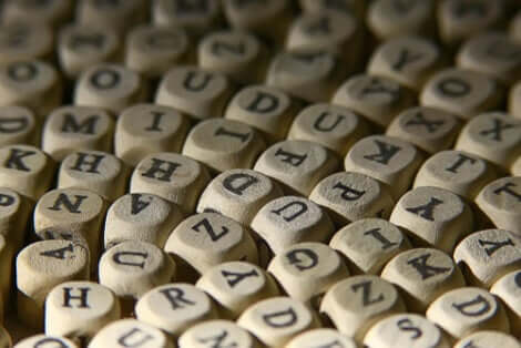 Dadi con lettere sopra