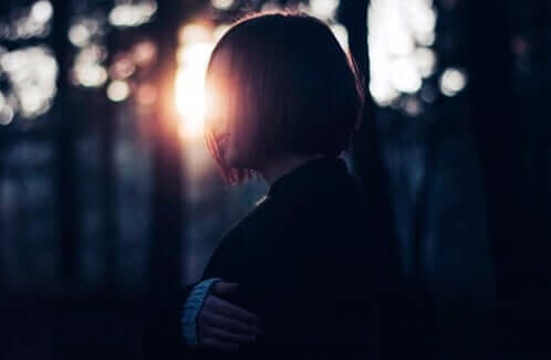 Donna in mezzo agli alberi che realizza azioni per cambiare il mondo