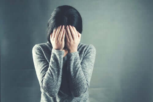 Donna stressata con le mani in faccia