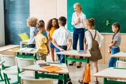 Trasformare l'educazione, maestra e alunni in piedi