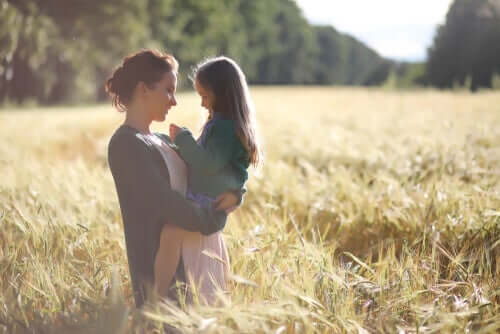 Mamma e figlia in un campo di grano