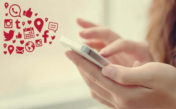 Ragazza al cellulare