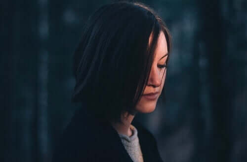 Ragazza triste con i capelli sugli occhi