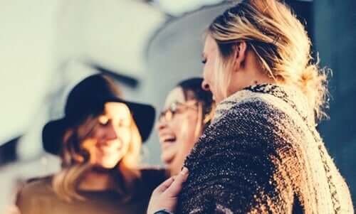 Risate tra amiche tra i bisogni sociali