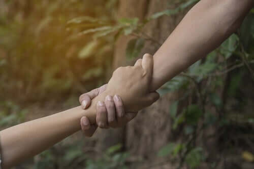 Mani che si tengono strette