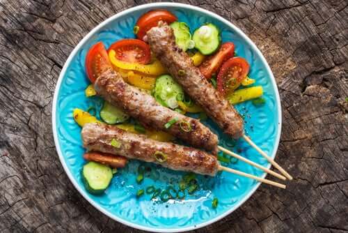 Piatto con spiedini di carne e verdure