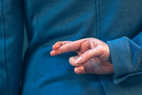 Come individuare l'inganno, uomo incrocia le dita dietro la schiena