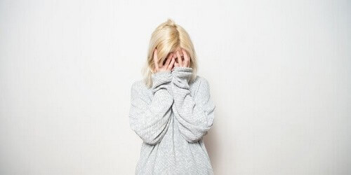 Donna affetta da androfobia