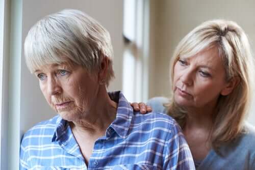 Donna e madre anziana affetta da demenza