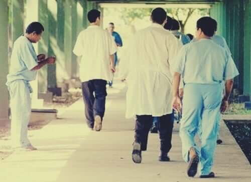 Pazienti e personale medico nell'esperimento villa 21