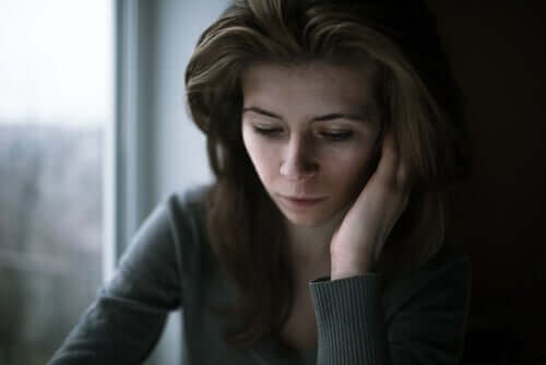 Ragazza triste appoggiata sulla mano