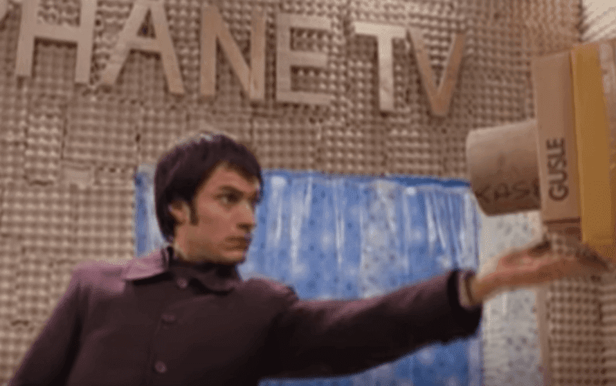 Ragazzo che guarda telecamera scena La arte del sogno