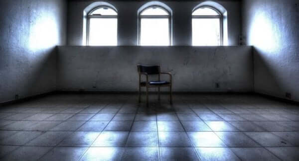 Sedia in mezzo a una stanza vuota