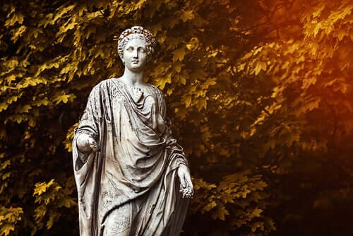 Statua in marmo di Demetra