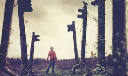 Uomo che osserva chiavi giganti