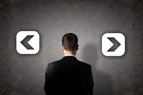 Uomo di fronte a una scelta