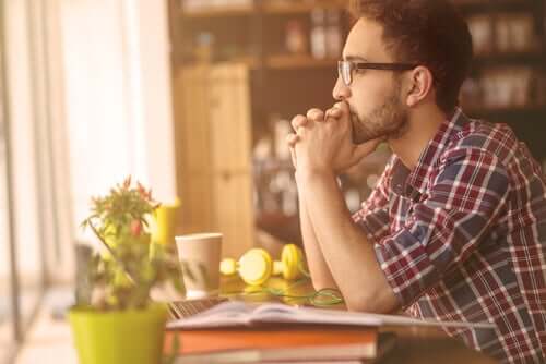 Ragazzo che riflette