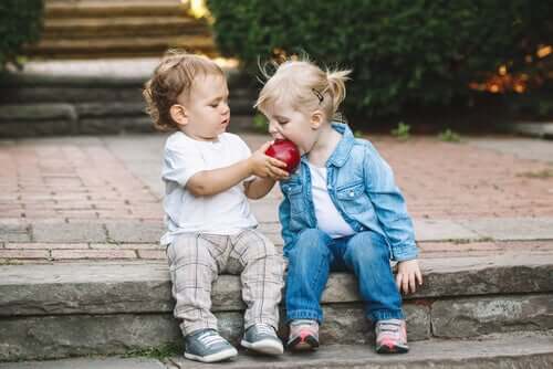 Bambini che dividono una mela