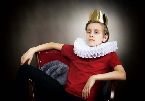 Bambino vestito da re, narcisisti si nasce o si diventa