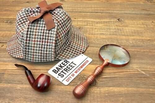 Sherlock Holmes: cappello, pipa,lente di ingrandimento