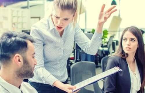 Donna che discute animatamente con un collega di lavoro