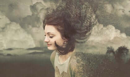 Donna circondata da nuvole