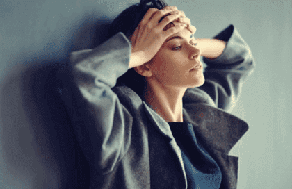 Donna agitata con le mani alla testa