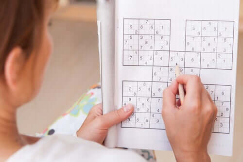 Donna gioca a sudoku