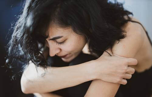 Donna che pensa se è necessario perdonare per guarire